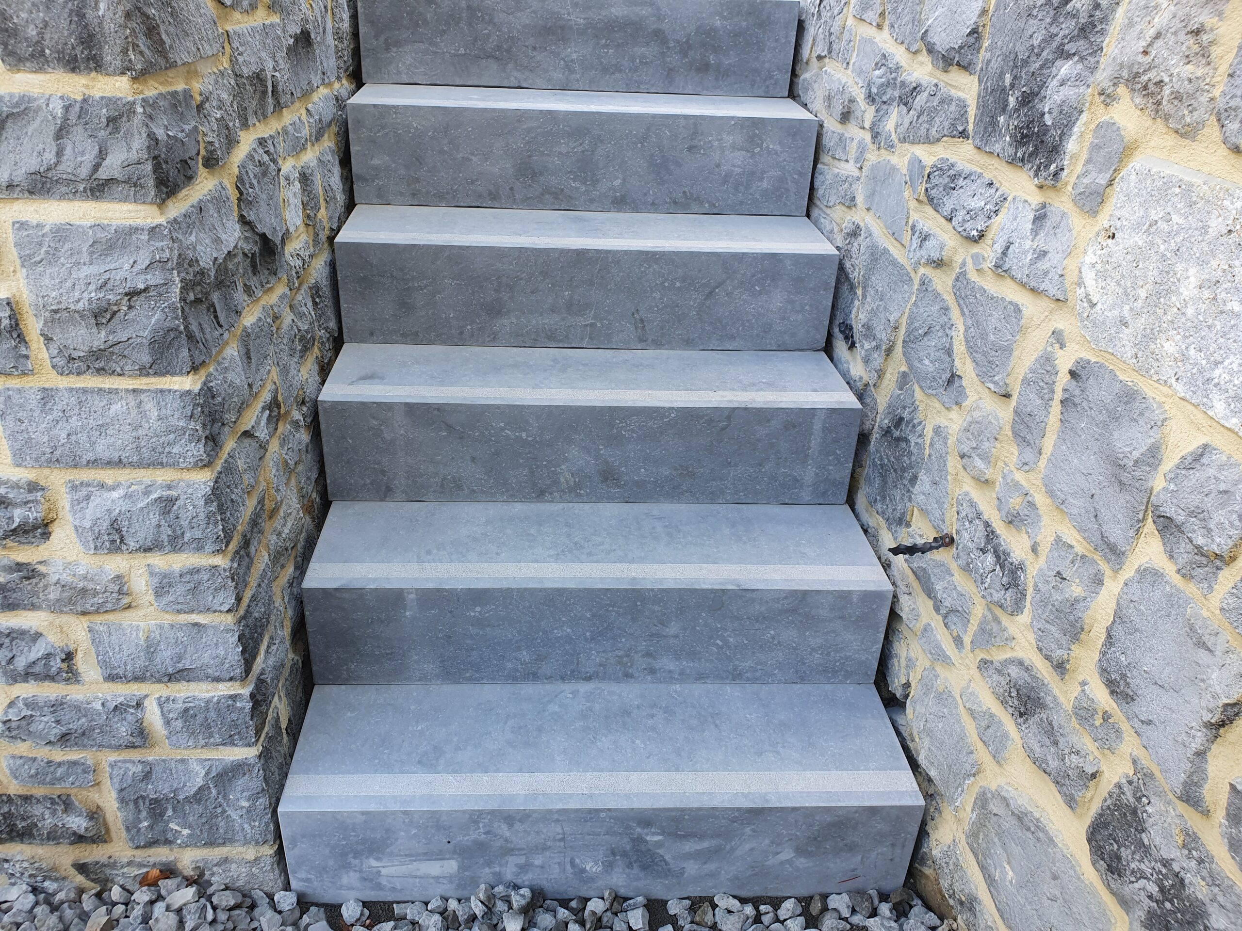 Escalier bloc marche pierre bleue Belge avec anti dérapant bouchardé