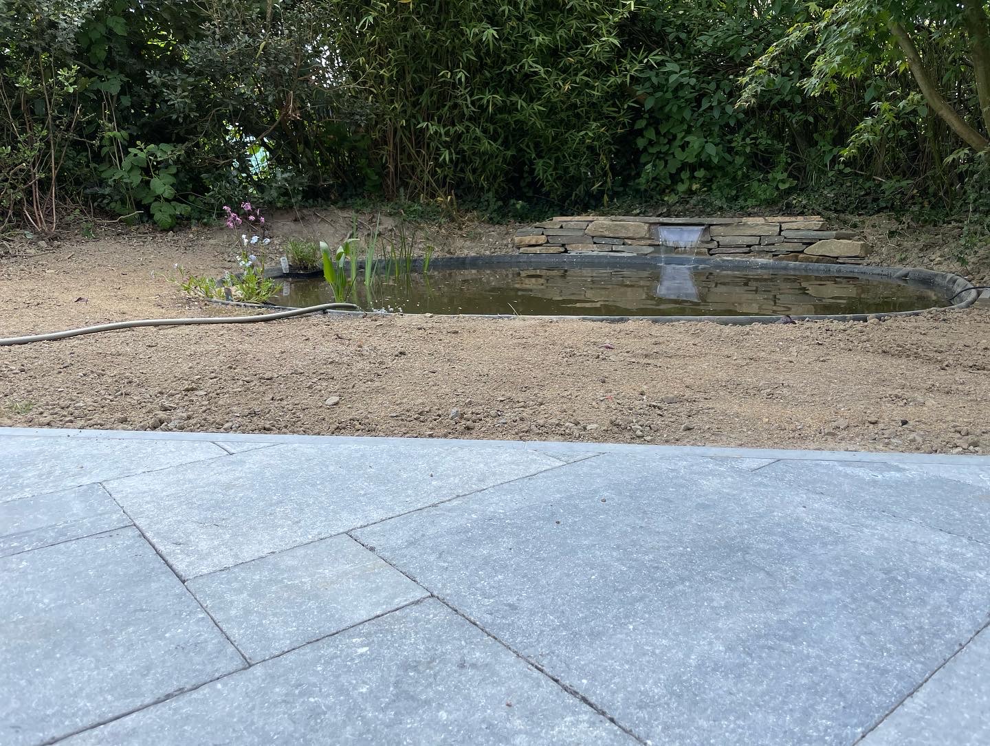 Terrasse en pierre bleue Belge multi-formats, pièce d'eau et cascade en pierre sèche, plantations et gazon