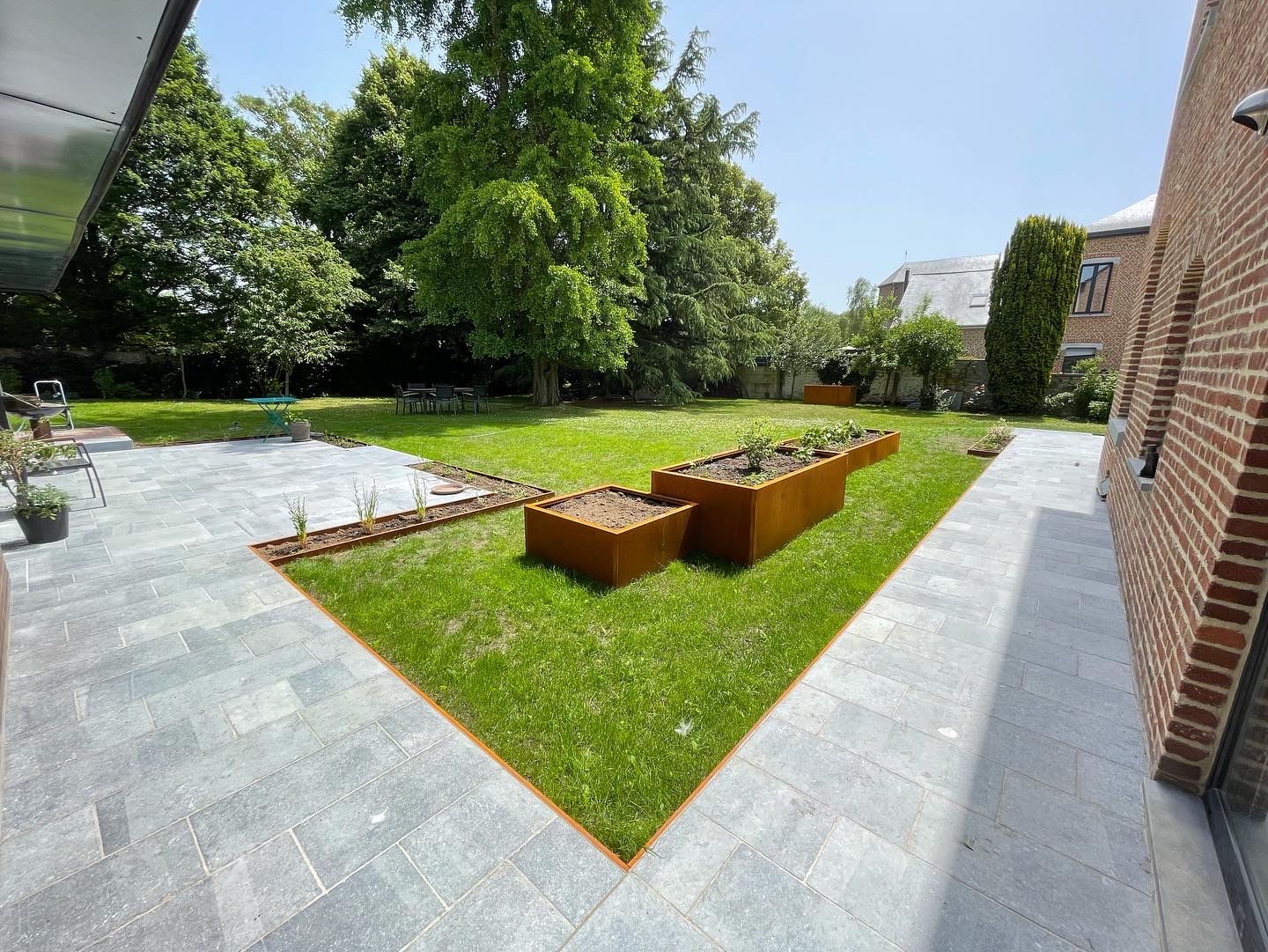 Aménagement complet (Terrasse, chemin, parking et devanture en pierre bleue Belge, la brique sur champs et l'acier corten.