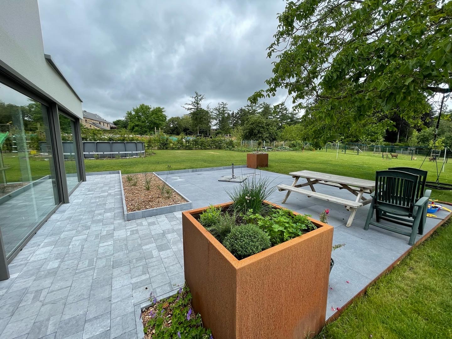 Réalisation d'un chantier complet alliant la pierre bleue Belge et l'acier corten.