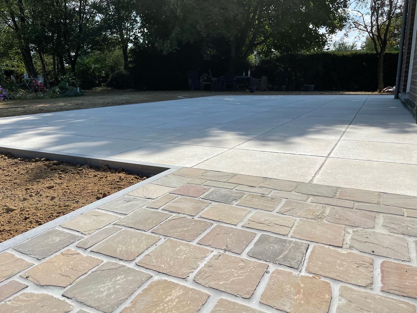 Réalisation de chemins en pavés pierre kandla et d'une terrasse en grès céram rustique