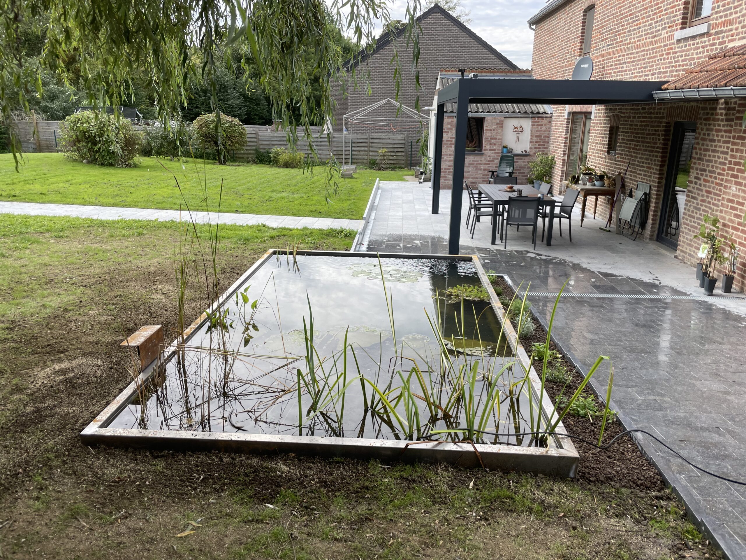 Miroir d'eau en acier corten avec filtration naturelle par lagunage