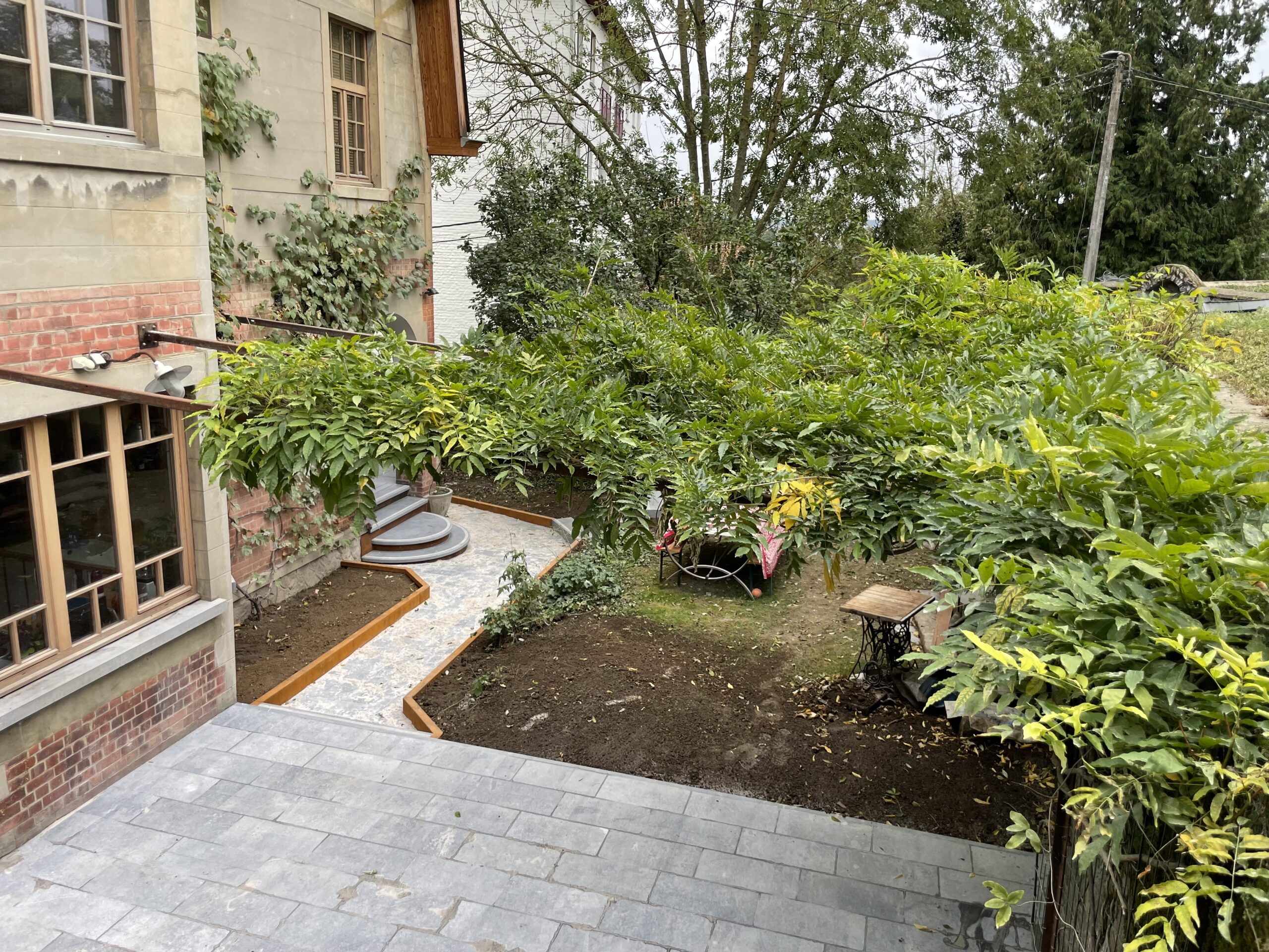 Aménagement complet de ce jardin de ville en associant la pierre bleue et l'acier corten